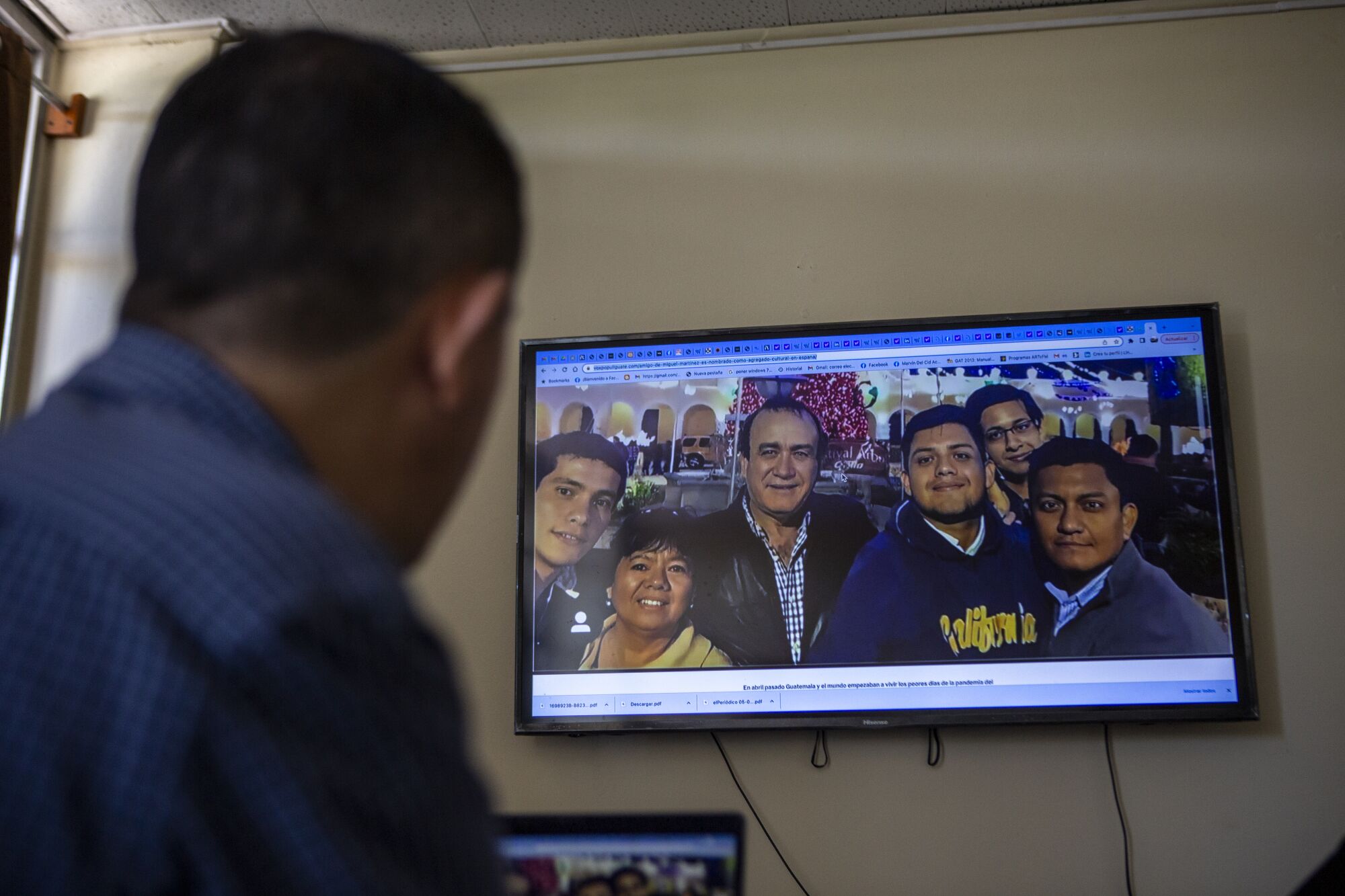 Marvin del Cid looks at a Vox Populi photograph of Guatemalan President Alejandro Giammattei.