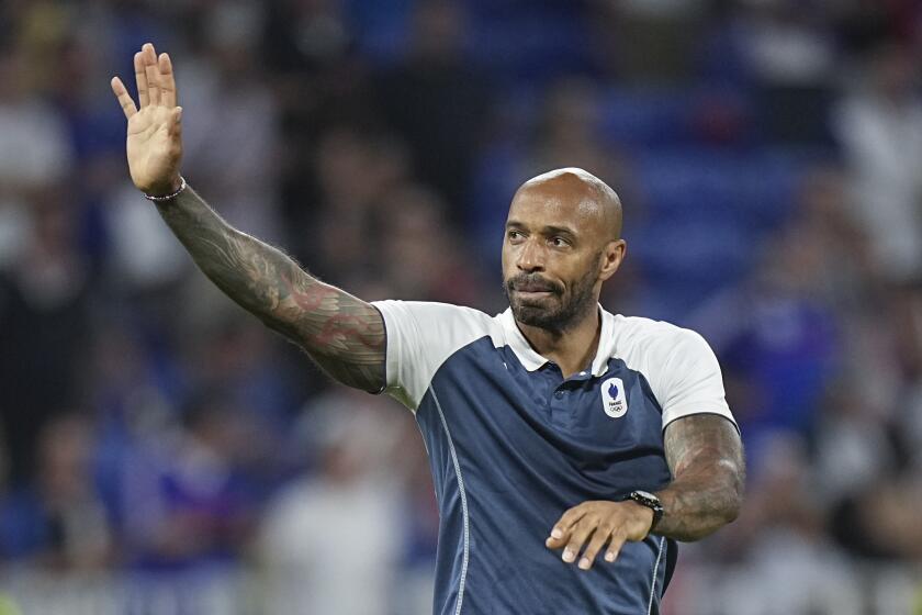 Thierry Henry, entrenador de la selección olímpica de Francia, festeja el triunfo sobre Egipto en las semifinales, el lunes 5 de agosto de 2024, en Decines (AP Foto/Laurent Cipriani)