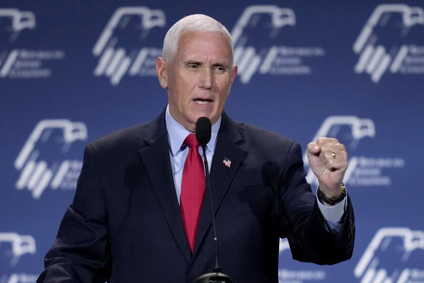 El ex vicepresidente Mike Pence en un evento en Las Vegas el 18 de noviembre de 2022. Muchas de las personas que fueron funcionarios suyos durante su gobierno ahora se niegan a respaldarlo. (Foto AP/John Locher)