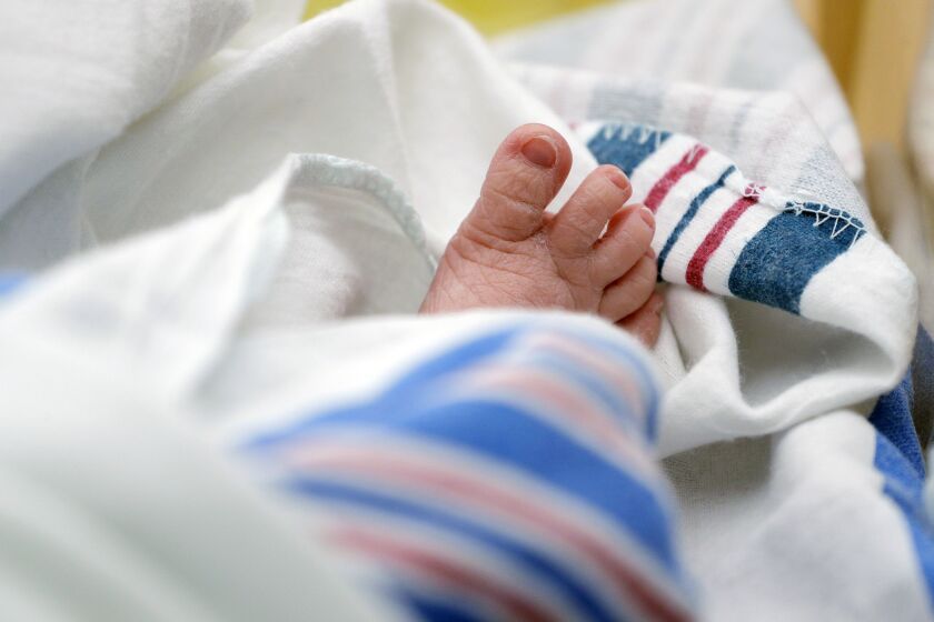 El pie de un bebé en DHR Healthy, el 29 de julio de 2020 en McAllen, Texas. (AP Foto/Eric Gay, Archivo)