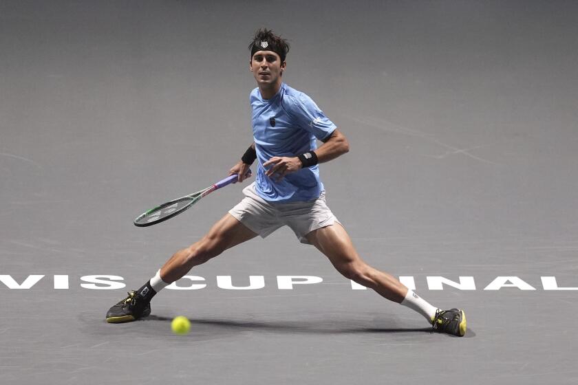 El argentino Tomás Martín Etcheverry durante el partido contra el británico Dan Evans en la fase de grupos de la Copa Davis, el viernes 13 de septiembre de 2024, en Manchester. (Martin Rickett/PA vía AP)