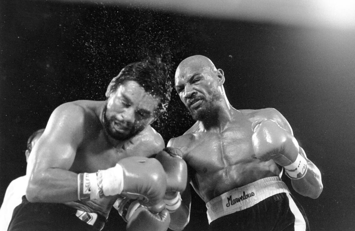 Marvin Hagler castiga a Roberto Durán durante el 