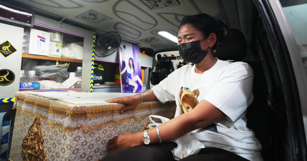 Le groupe qui jouait alors que la ville de Bangkok brûlait dans les flammes a pleuré la perte de 33 de ses membres.