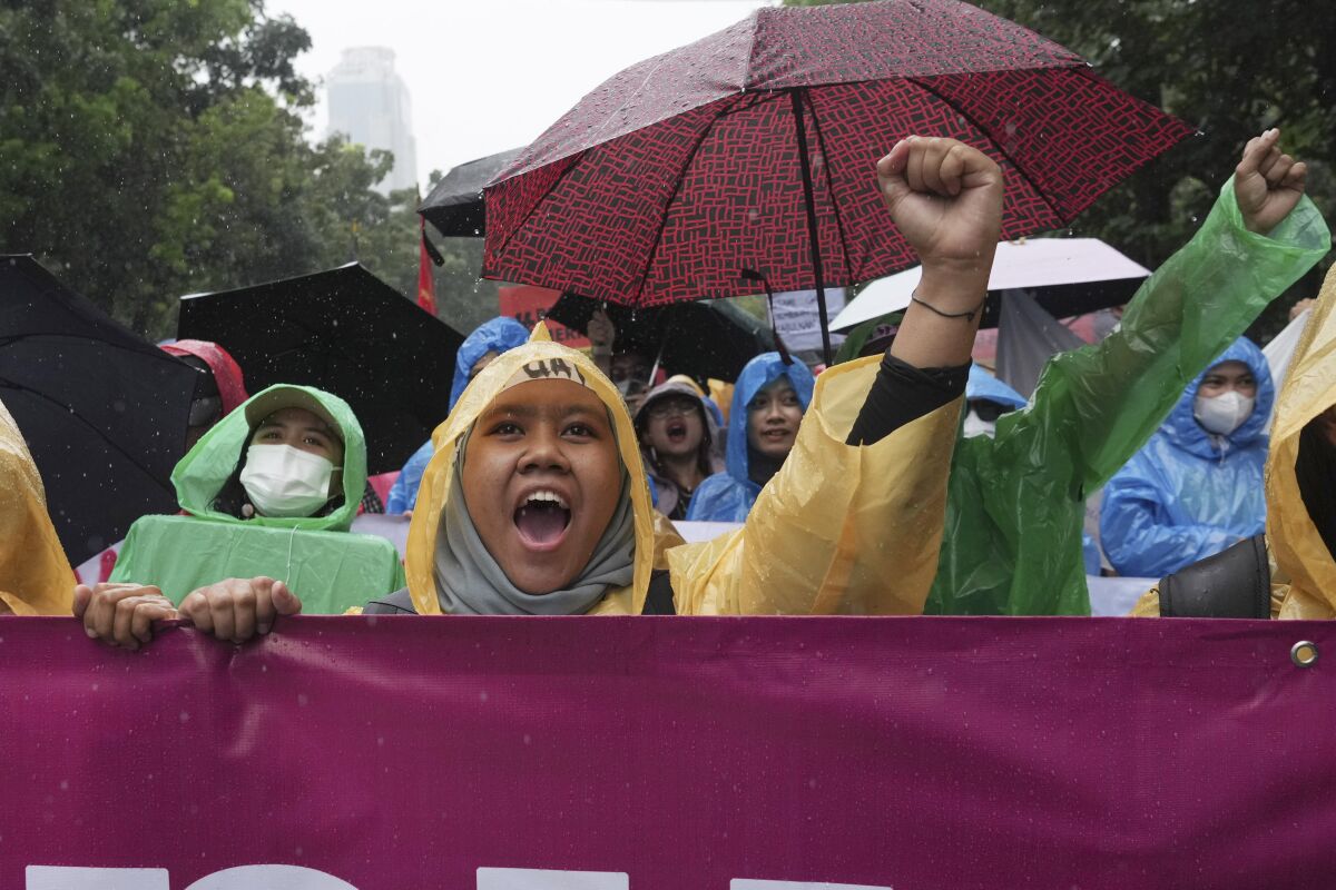 Activistas gritan consignas durante una manifestación por el Día Internacional de la Mujer,