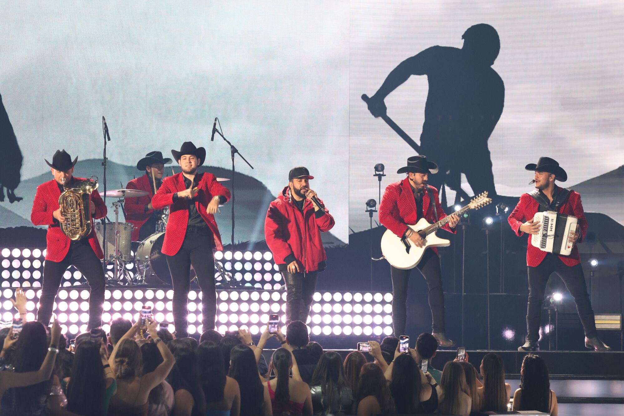 Calibre 50 en el escenario de los Premios Billboard