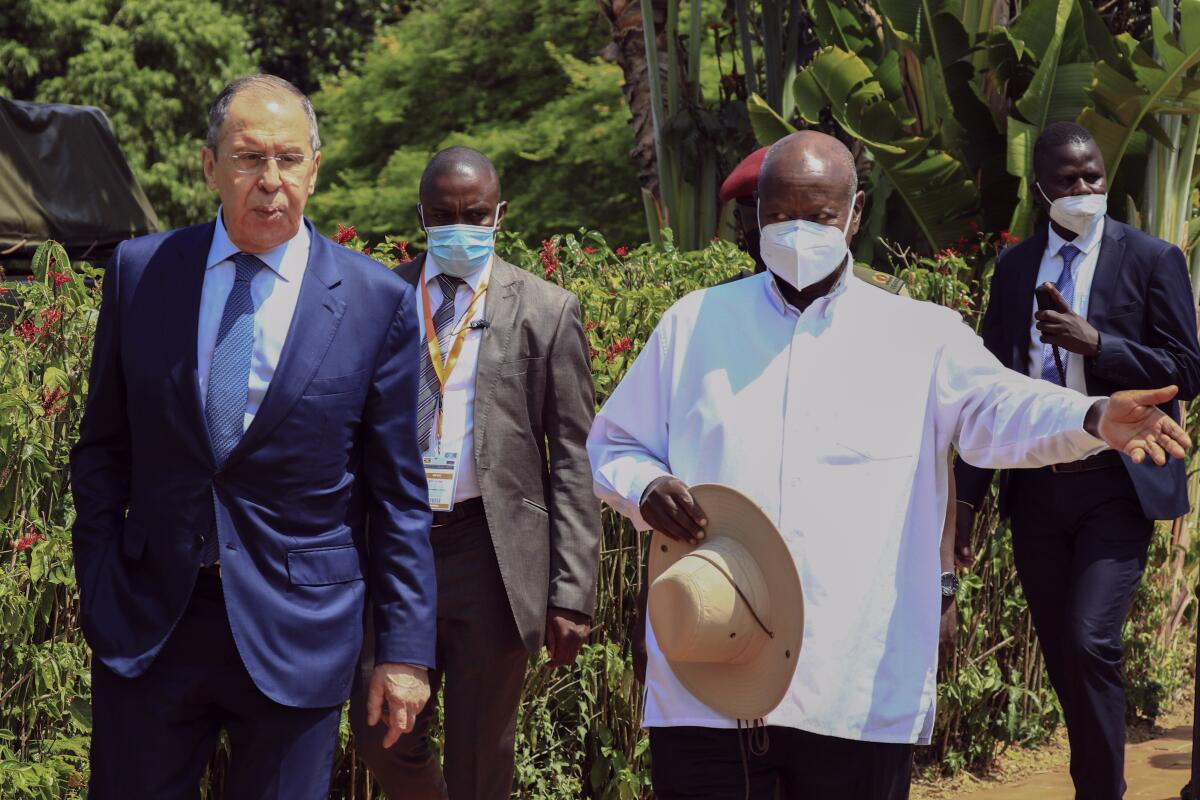 El canciller ruso Serguei Lavrov, izquierda, y el presidente de Uganda, Yoweri Kaguta Museveni, 