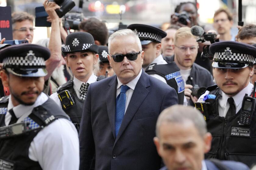 El expresentador de la BBC Huw Edwards a su llegada al Tribunal de Magistrados de Westminster en Londres, el 31 de julio de 2024, donde está acusado de tres cargos de tomar imágenes indecentes de menores luego de una investigación de la policía metropolitana. (Jonathan Brady/PA vía AP)