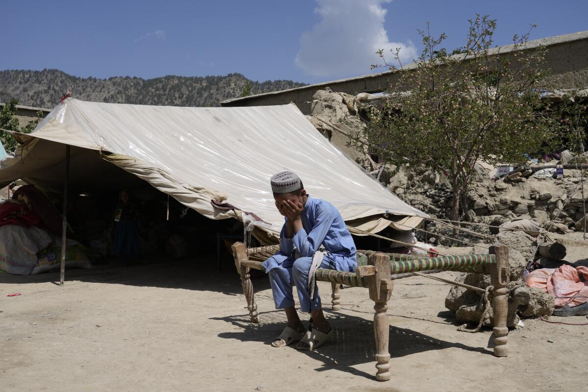 Un niño afgano se sienta en un patio de su casa destruida tras un terremoto en el distrito Gayan