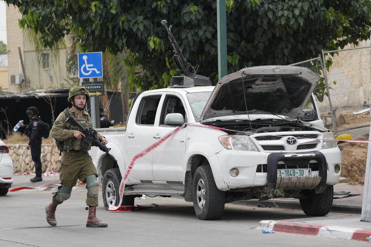 ARCHIVO - Un soldado israelí pasa junto a una camioneta 