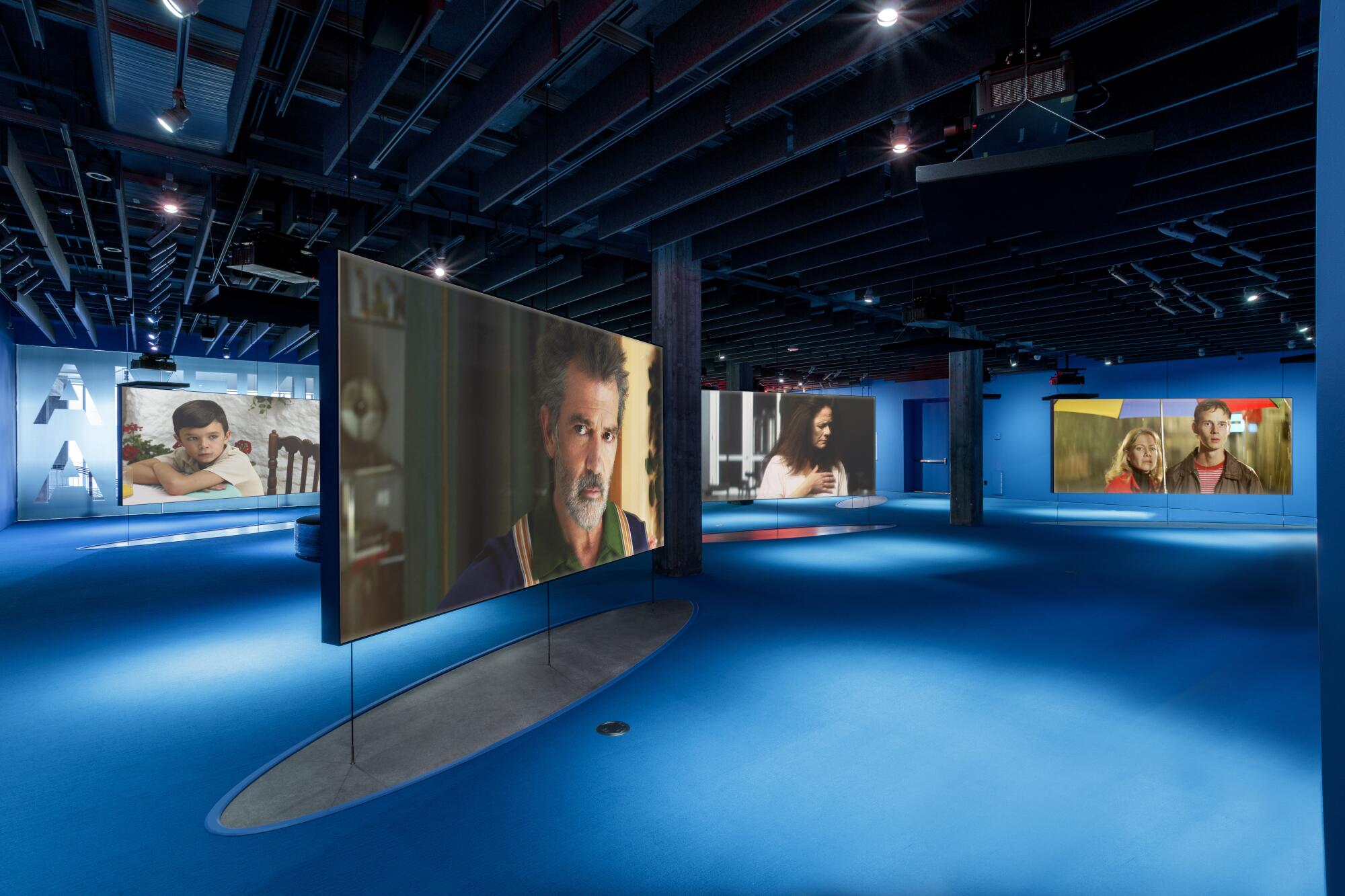 El cineasta español Pedro Almodóvar tiene una instalación creada por él mismo.