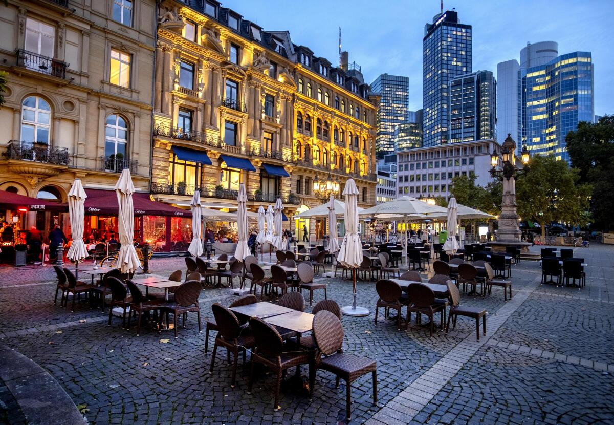 Sillas y mesas yacen sin comensales en la Plaza de la Ópera, en Frankfurt, Alemania.