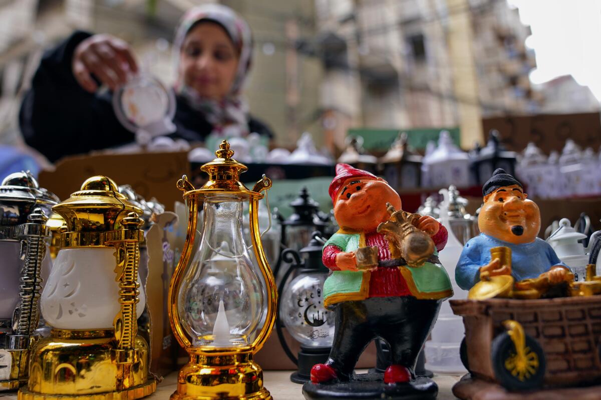 Una mujer compra artículos decorativos por el mes sagrado musulmán del Ramadán, en una tienda en Beirut, Líbano, el sábado 9 de marzo de 2024. (AP Foto/Bilal Hussein)