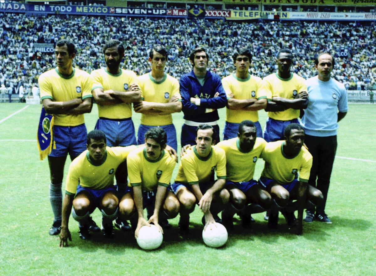 ARCHIVO - En esta foto del 17 de junio de 1970, aparece Pelé y el resto de la selección brasileña.