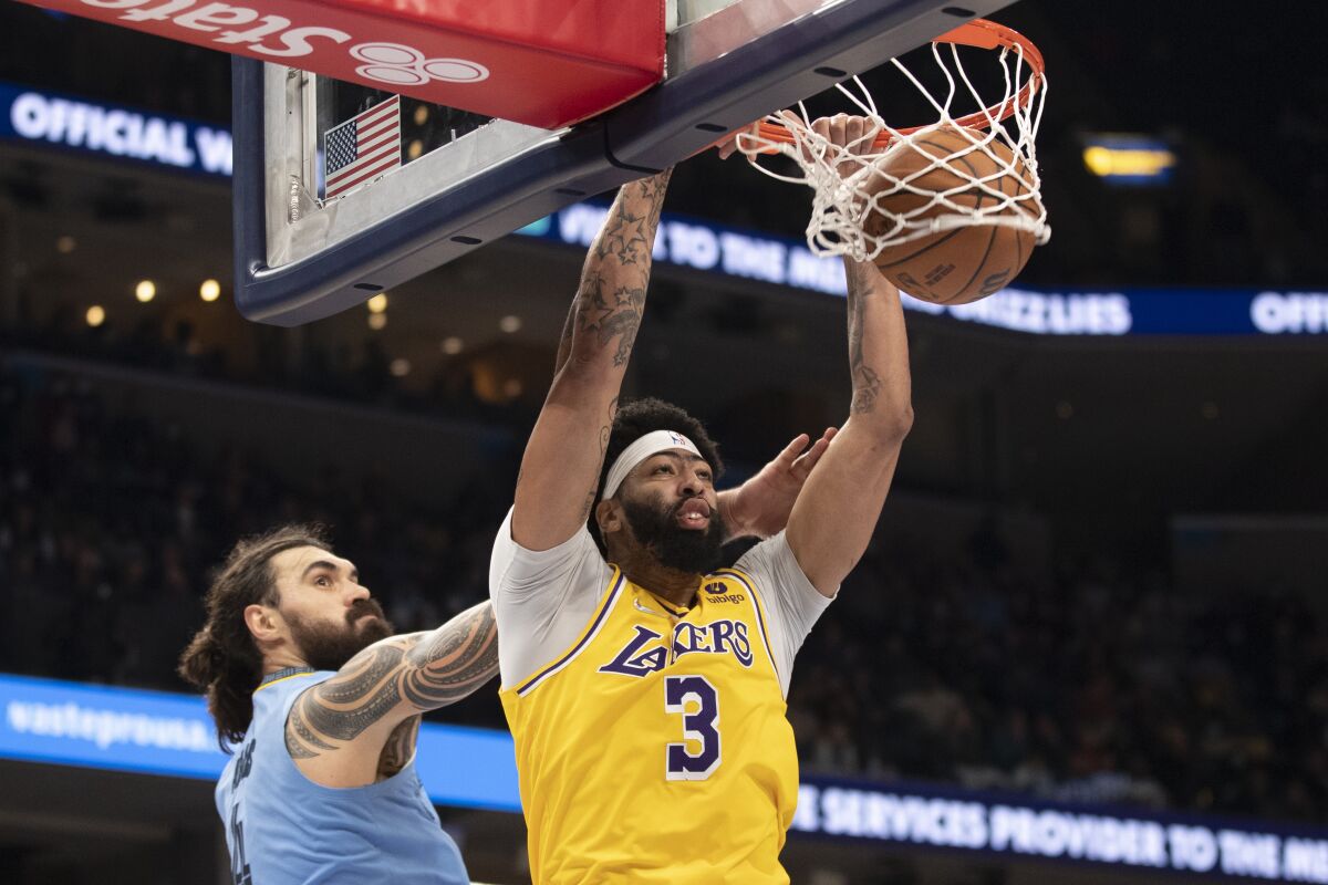 Lakers forward Anthony Davis dunks against Grizzlies center Steven Adams.