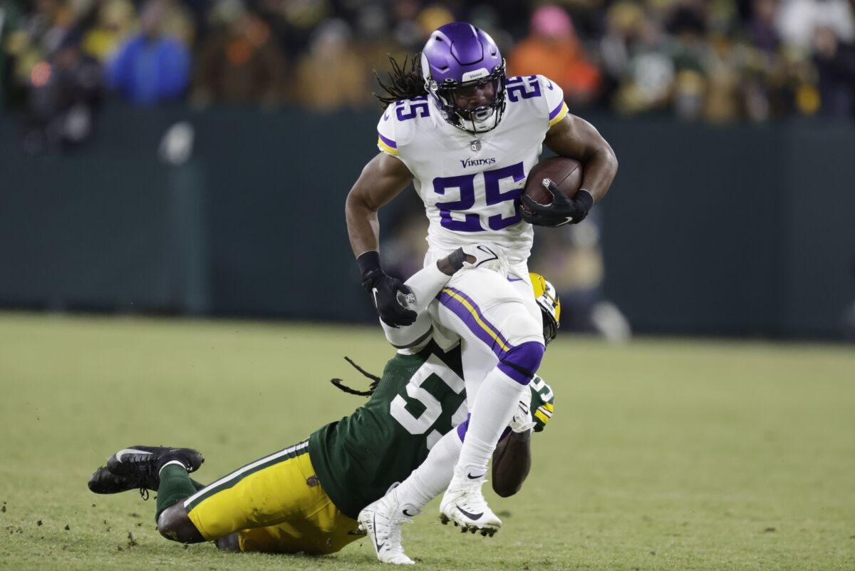 Minnesota Vikings' Alexander Mattison tries to run past Green Bay Packers' De'Vondre Campbell.