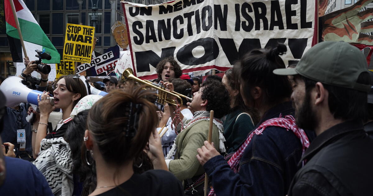 Photo: latimes.com Demonstrators gather to protest following Israeli Prime Minister Benjamin Netanyahu's address at the 81st session of the