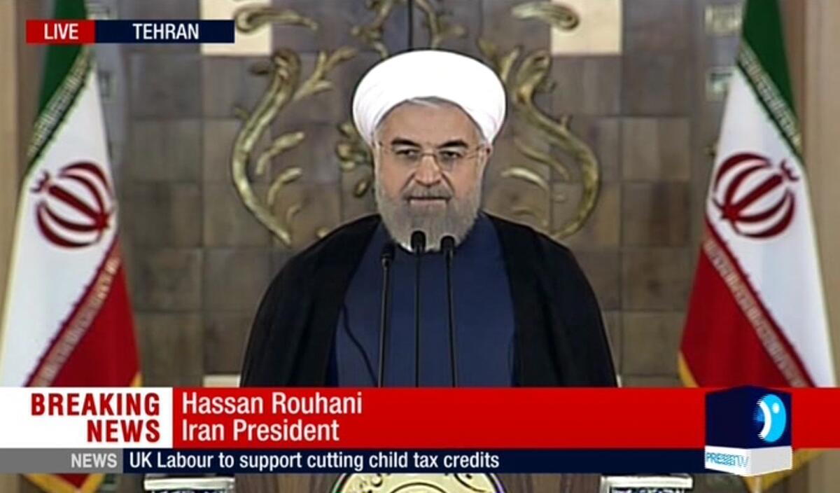 Esta inagen tomada de un video transmitido por la televisora estatal iranó en inglés muestra al presidente iraní Hasan Ruhani al leer una declaración tras el anuncio del acuerdo nuclear con Irán, en Teherán martes 14 de julio de 2015. Ruhani dijo que comenzó un "nuevo capítulo" en las relaciones de Irán con el mundo. (Press TV via AP video)