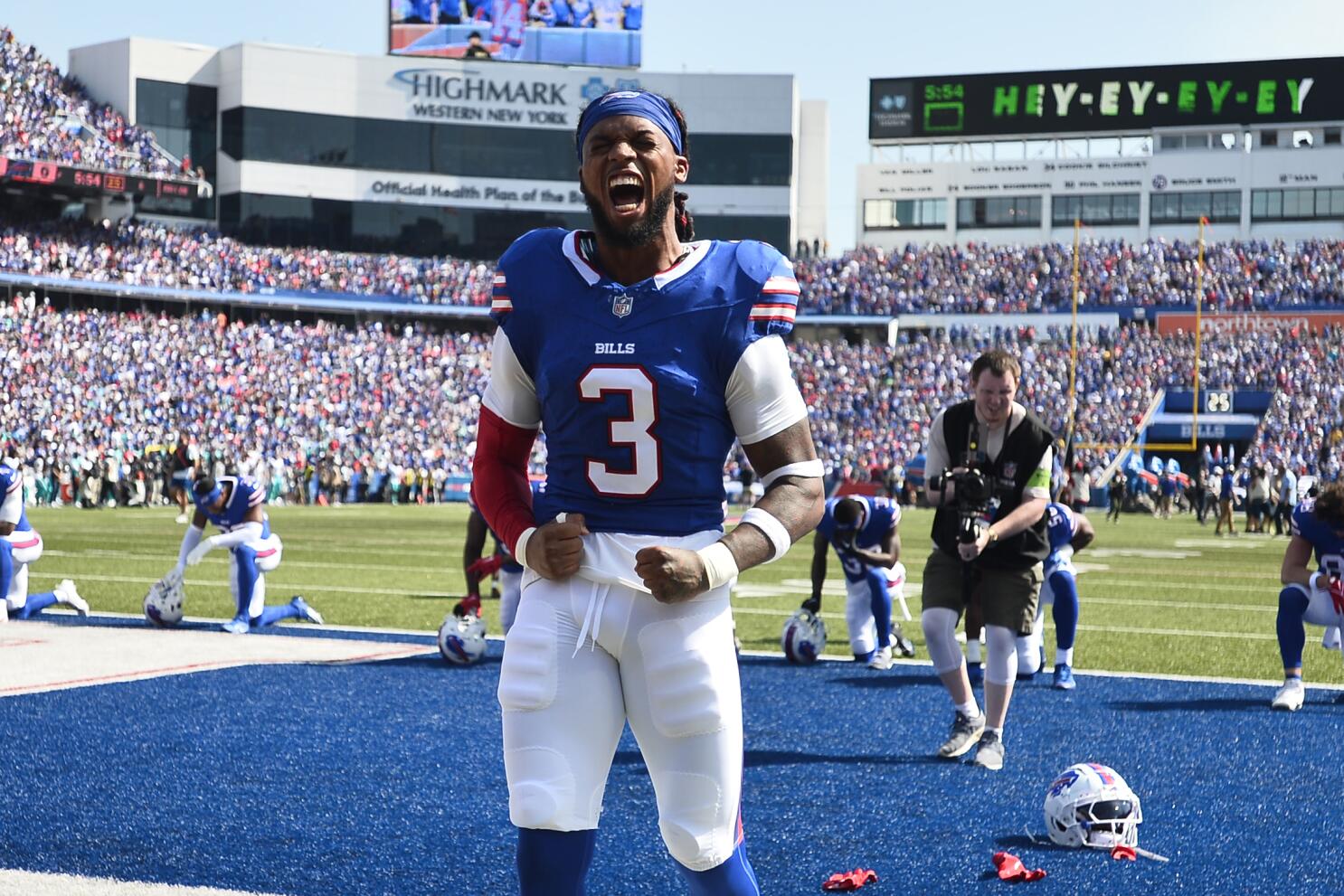 Damar Hamlin honored at first Buffalo Bills game since his cardiac