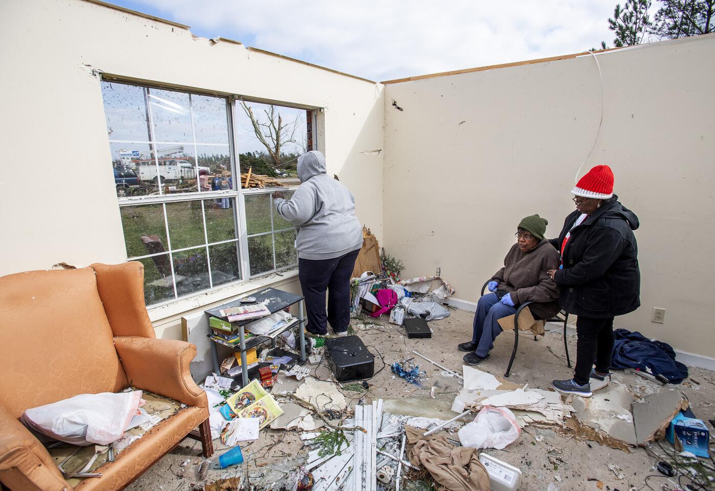 Tornado kills 23 in Alabama