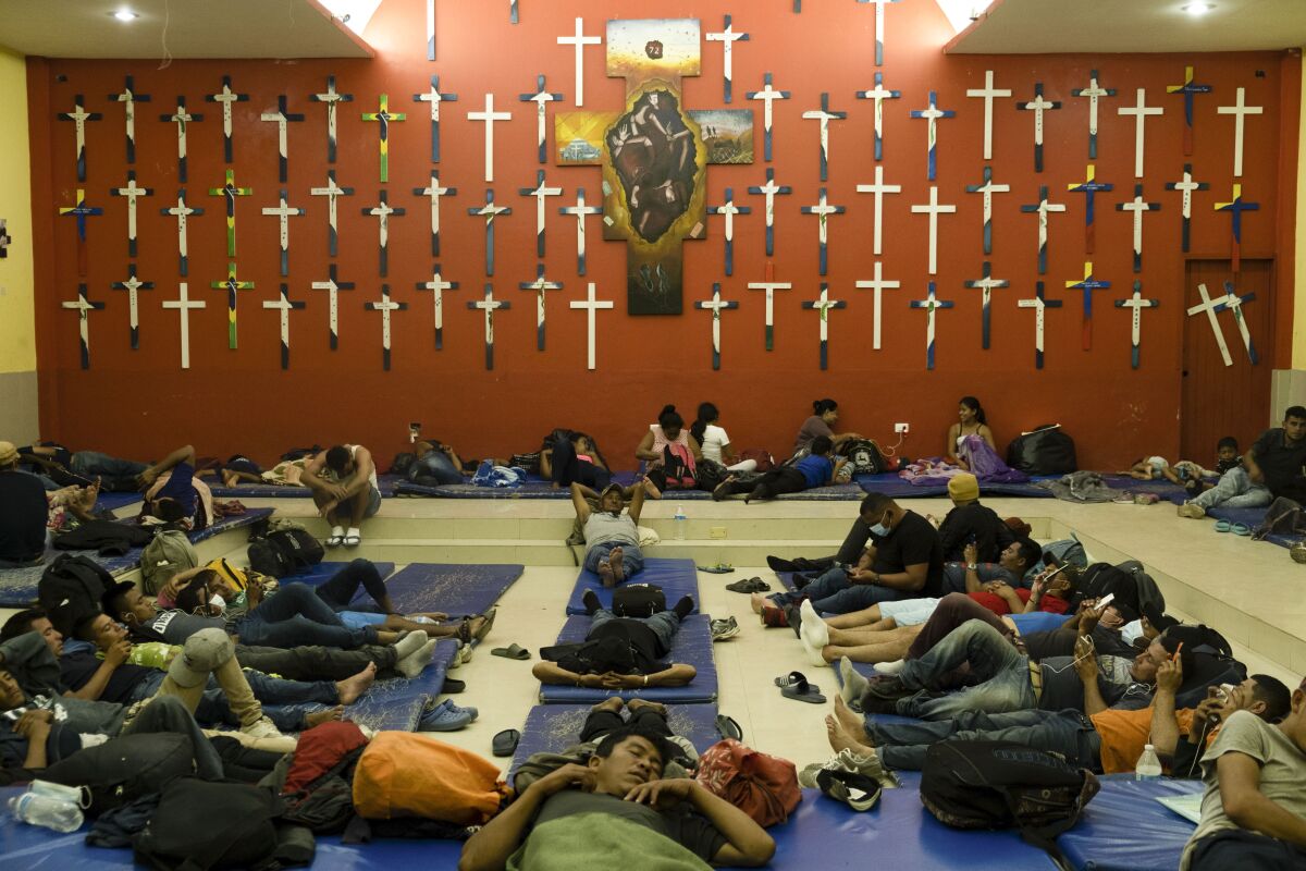 Migrantes centroamericanos descansan en el albergue "La 72" en Tenosique, en el estado de Tabasco, México