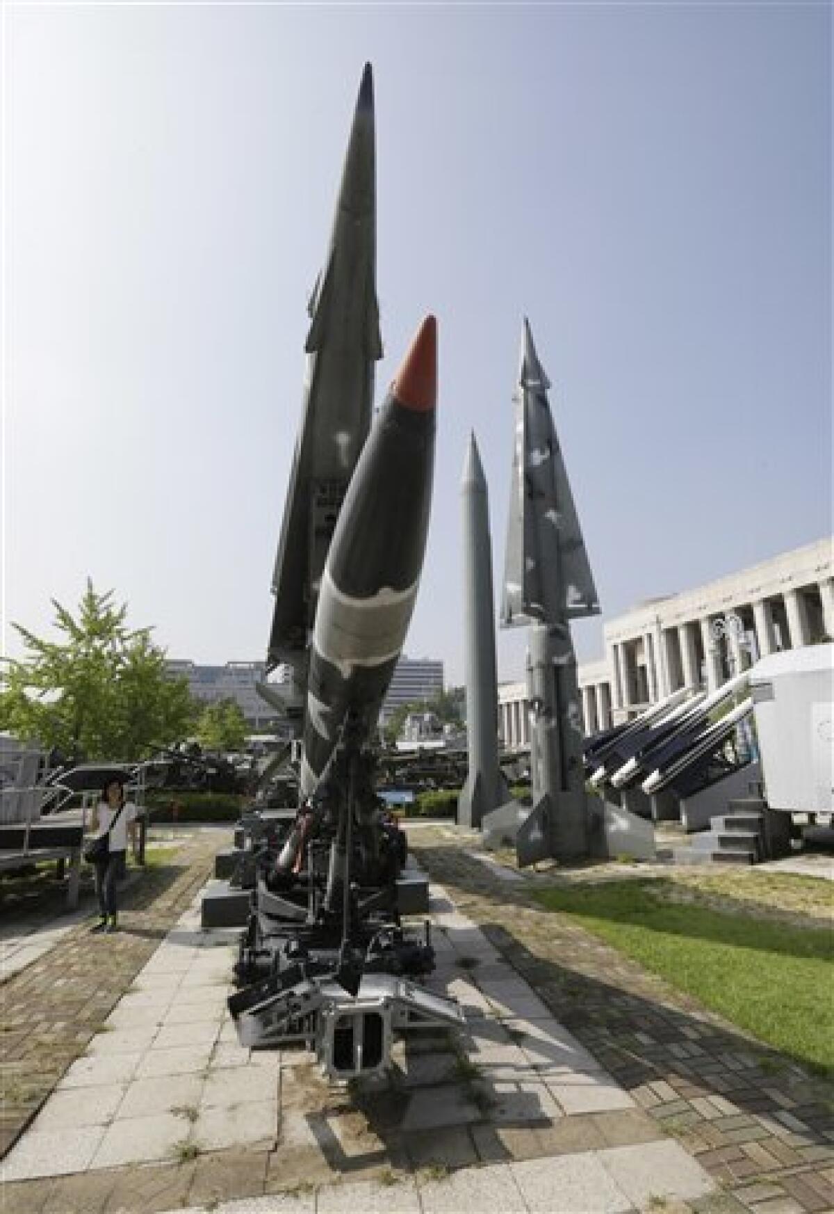 Corea del Norte ha disparado una serie de misiles, piezas de artillería y cohetes a su costa este, incluido un misil balístico de mediano alcance que cayó cerca de las aguas territoriales de Japón esta semana.