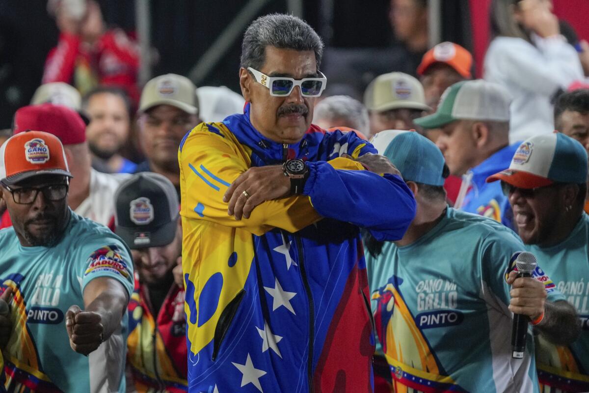 El presidente Nicolás Maduro se dirige a sus seguidores desde el palacio presidencia de Miraflores después 