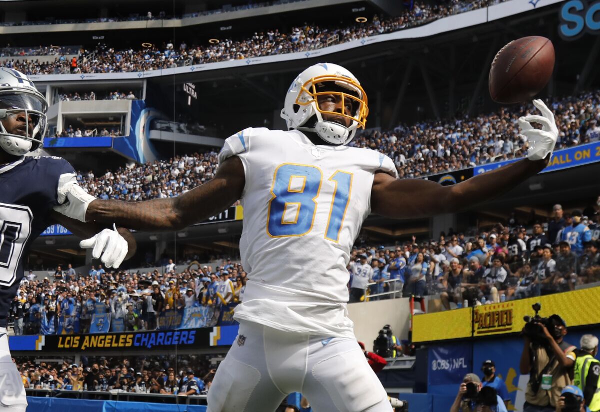 Chargers wide receiver Mike Williams (81) reaches for a pass 