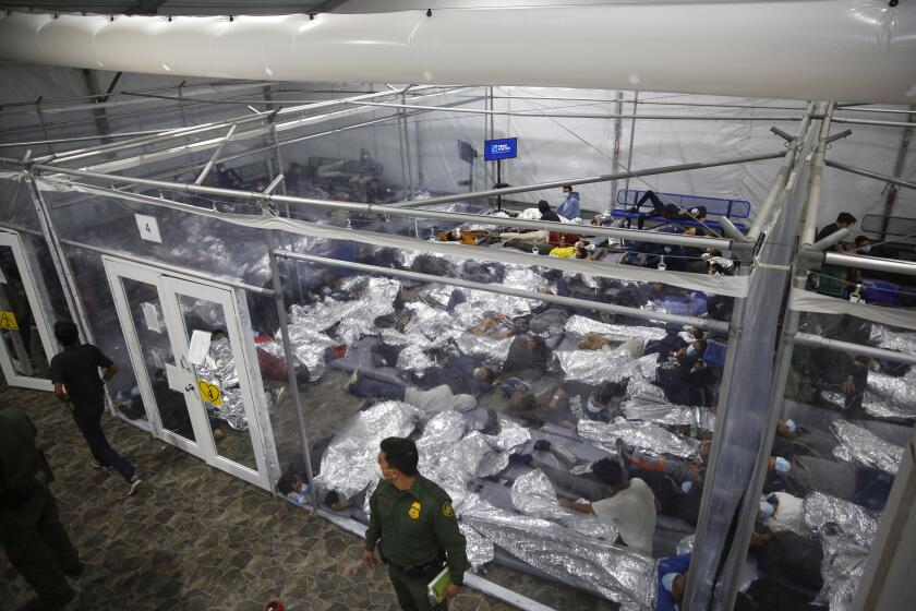 ARCHIVO - En esta foto de archivo del 30 de marzo de 2021, niños duermen en el centro de detención de Donna, Texas, del Departamento de Seguridad Nacional para menores no acompañados. (AP Foto/Dario Lopez-Mills, Pool, File)