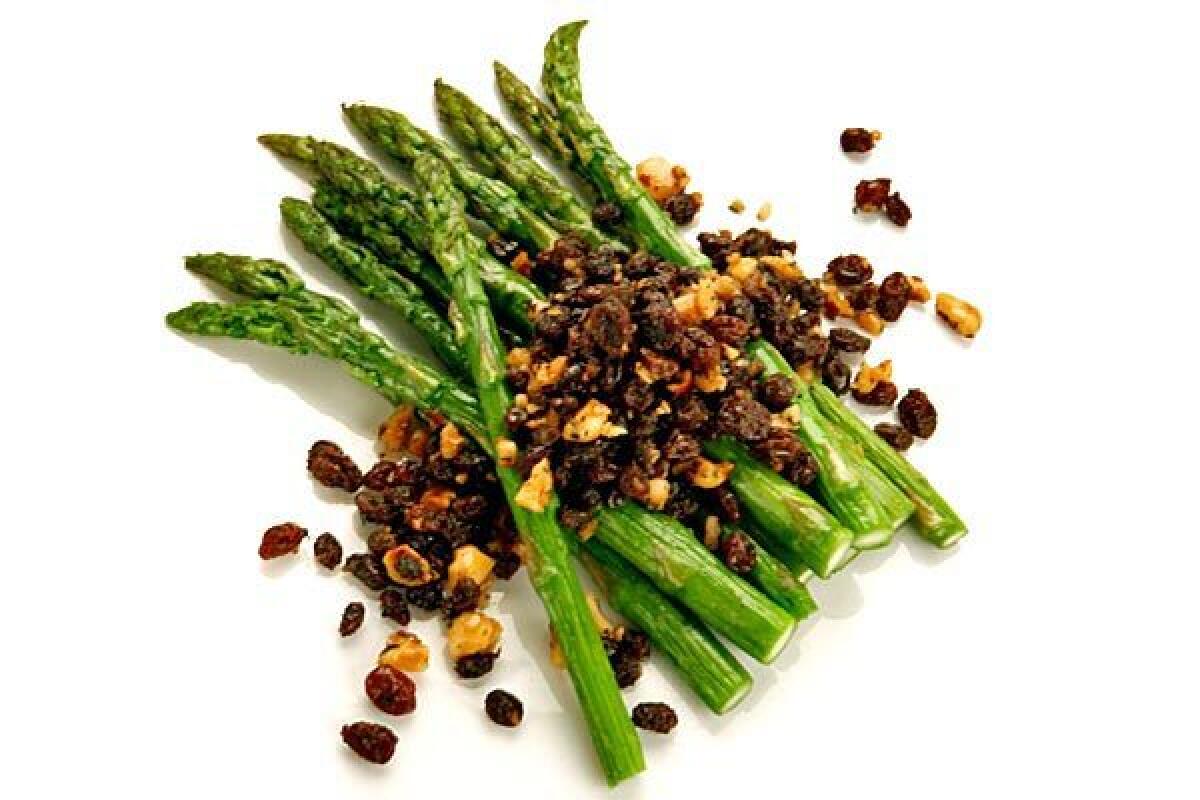 Fresh asparagus with hazelnuts and seasoned currants