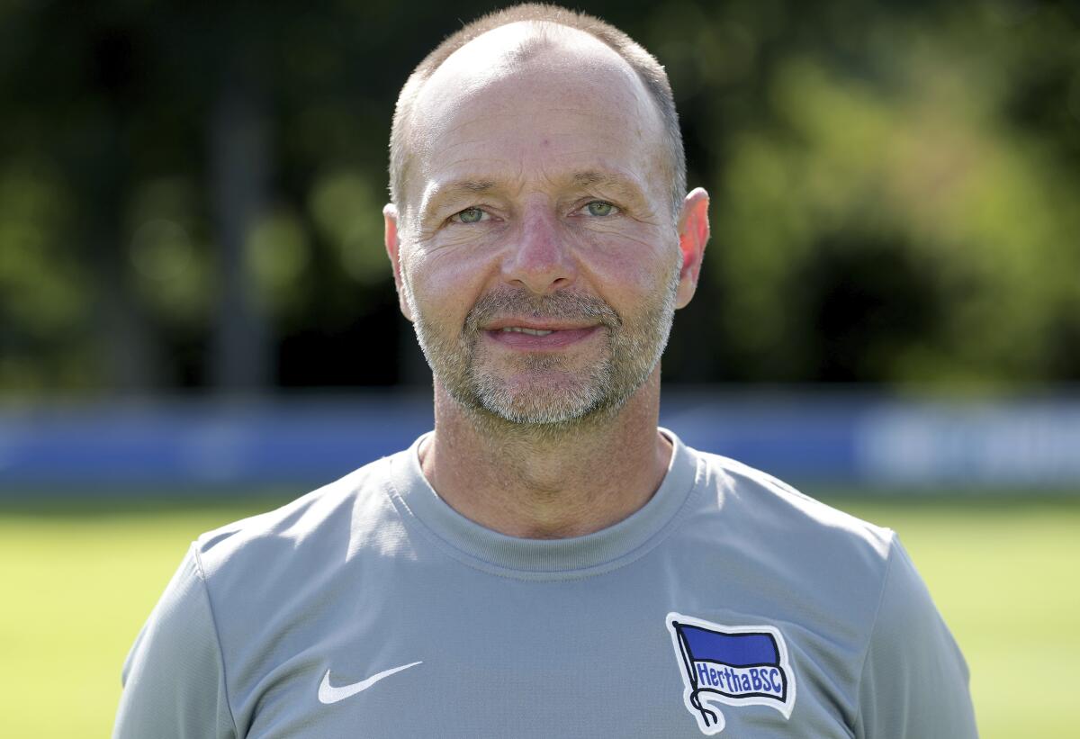 ARCHIVO - En esta foto del lunes 17 de agosto de 2020, el entrenador de arqueros del Hertha Berlín Zsolt Petry 