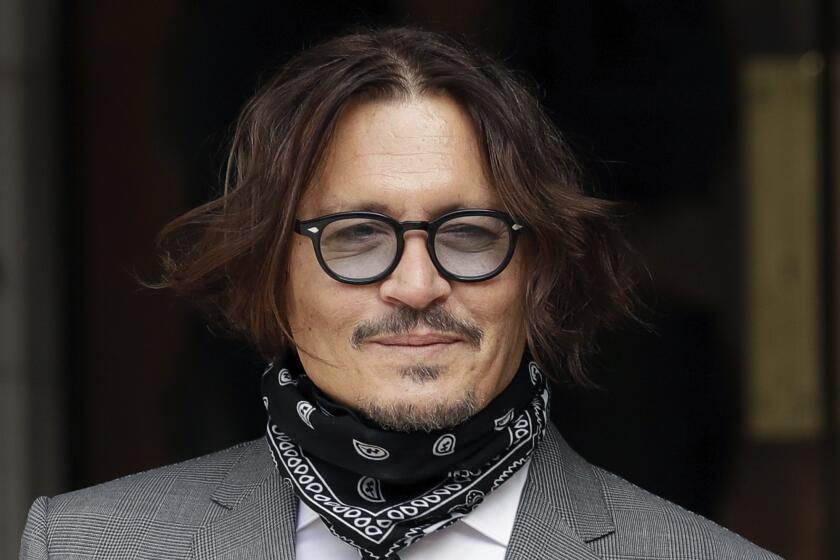 El actor estadounidense Johnny Depp llega a la Corte Superior en Londres el lunes 13 de julio de 2020 para su último día de declaraciones en el juicio por su demanda contra un tabloide briánico que lo acusó de abusar de su exesposa Amber Heard. (AP Foto/Matt Dunham)