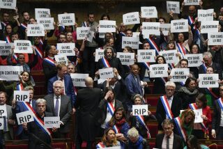 Legisladores de extrema izquierda muestran su descontento durante la sesión de la Asamblea Nacional, en París, el lunes 20 de marzo de 2023. (AP Foto/Lewis Joly)