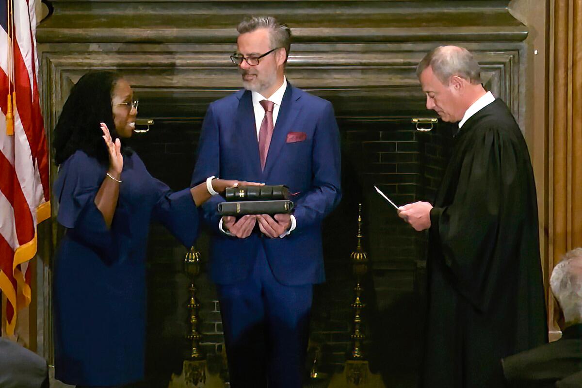 Ketanji Brown Jackson takes the oath of office 