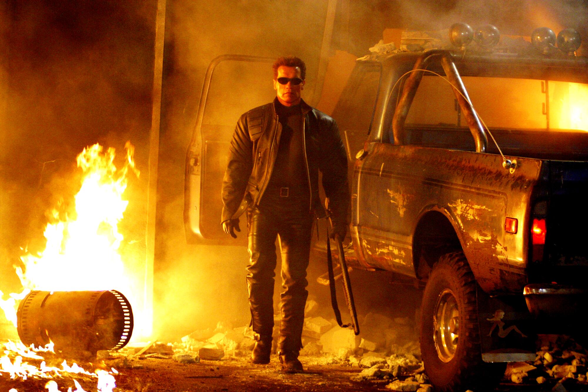 Arnold Schwarzenegger dans le rôle du Terminator entouré de feu 