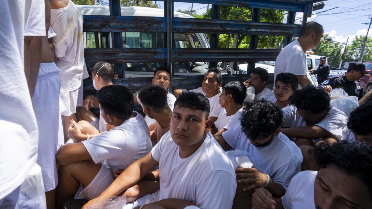 Lethal Crysis, tras visitar la nueva cárcel de El Salvador: Es una puesta  en escena del Gobierno para mandar un mensaje a los pandilleros