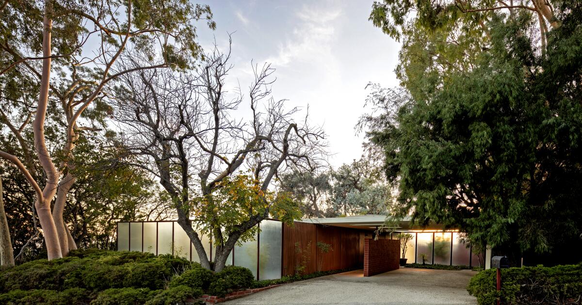 A rare Case Study jewel sells amid Bel-Air's mansions
