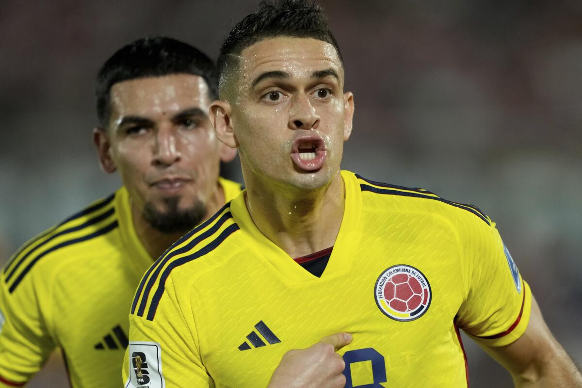 Rafael Santos Borré, delantero de Colombia, festeja su gol ante Paraguay 