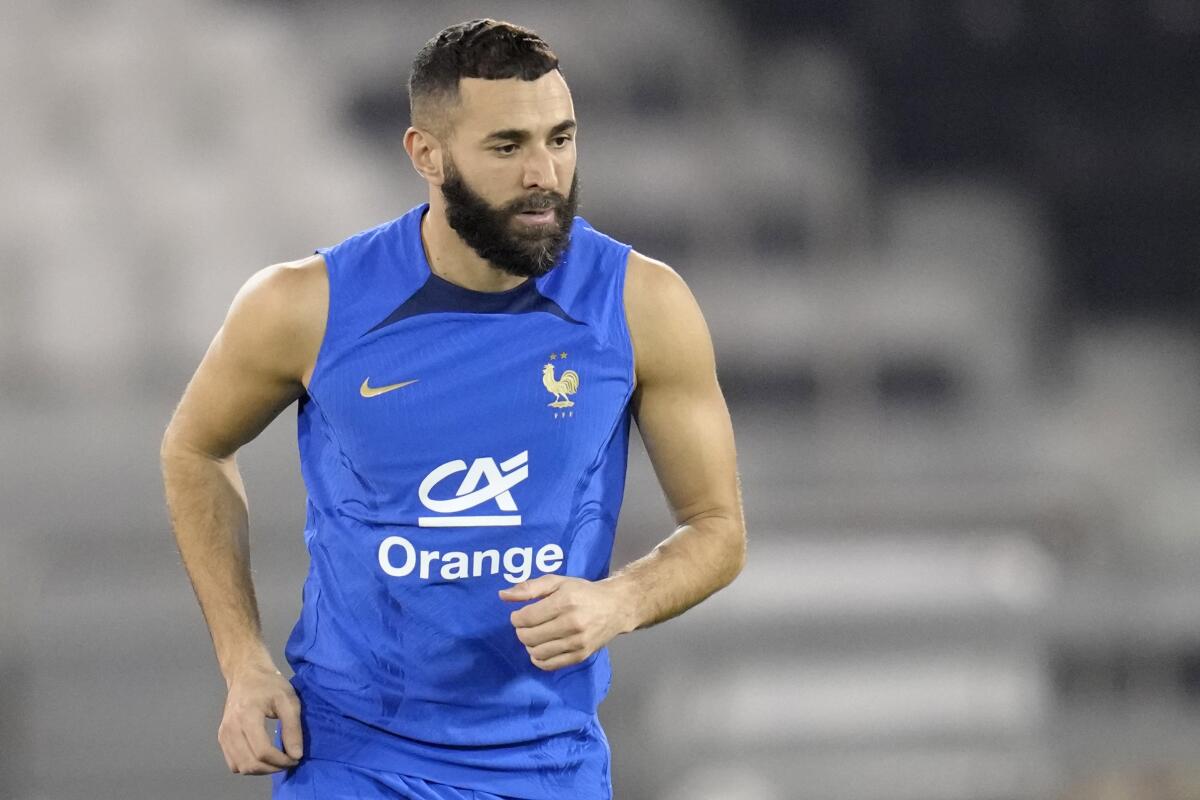 El delantero francés Karim Benzema durante un entrenamiento en el estadio Jassim Bin Hamad en Doh