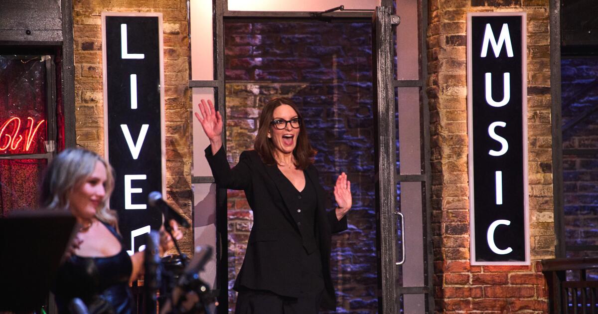Crítica de ‘SNL UK’: Tina Fey estreia versão britânica do programa de esquetes