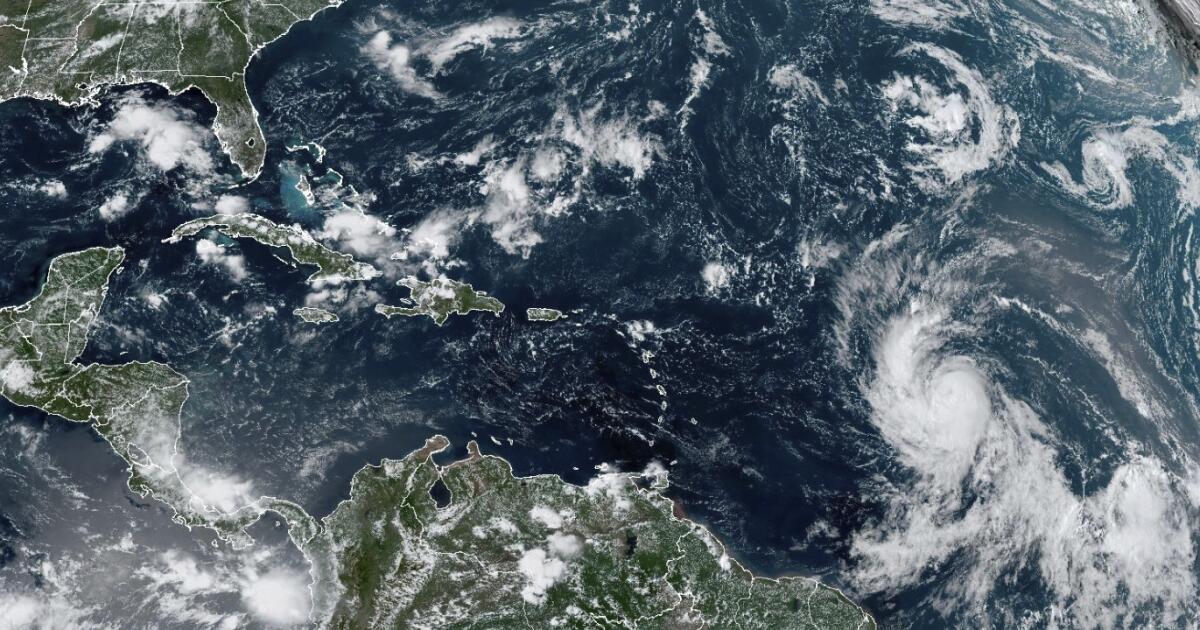 Badai Lee menimbulkan badai kuat di timur laut Laut Karibia saat bergerak melintasi Samudra Atlantik