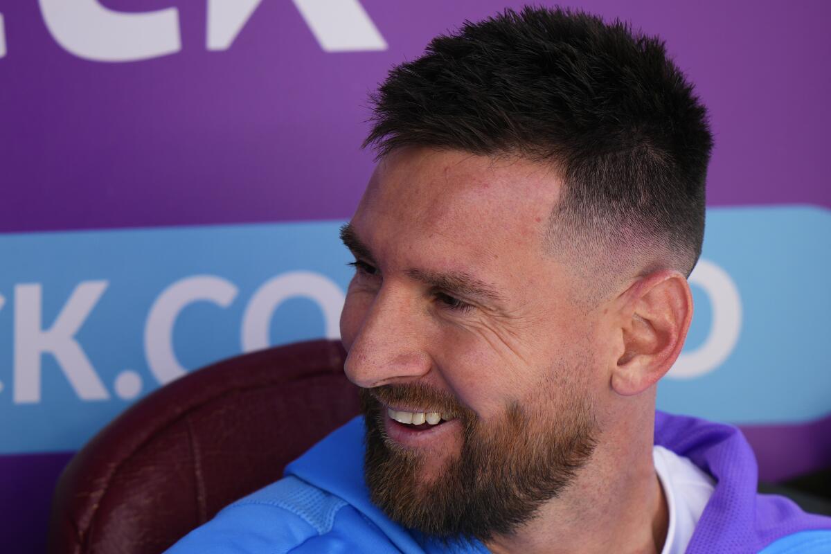 El delantero argentino Lionel Messi en la banca de suplentes durante el partido contra Bolivia 