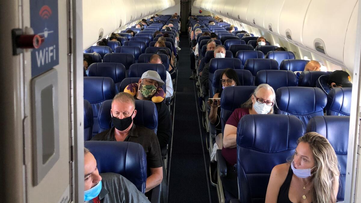 Pasajeros enmascarados llenan un vuelo de Southwest Airlines de Burbank a Las Vegas.
