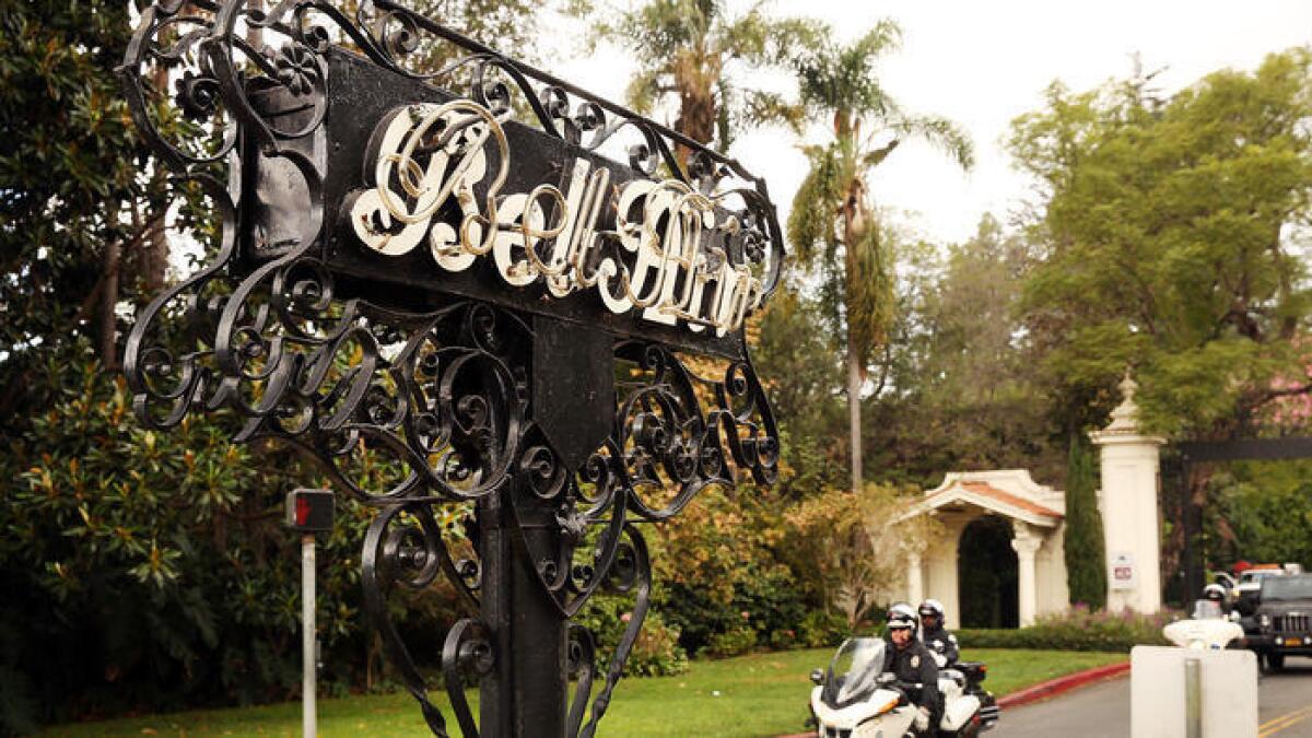 La entrada a Bel-Air conocida como ‘East Gate’ (puerta del este), en la intersección de los bulevares Beverly Glen y Sunset ().