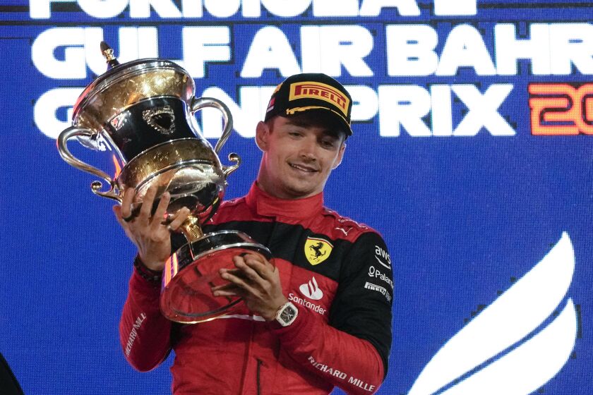 Charles Leclerc de Ferrari celebra la victoria en el Gran Premio de Bahrein.