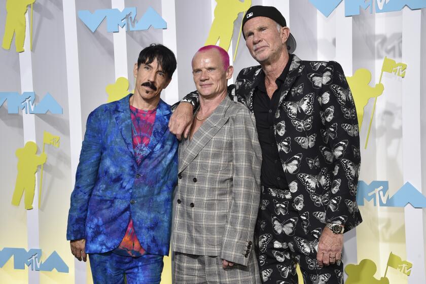 ARCHIVO - Anthony Kiedis, de izquierda a derecha, Flea y Chad Smith, de Red Hot Chili Peppers, en los Premios MTV a los Videos Musicales el 28, de agosto de 2022, en Newark, Nueva Jersey. Live Nation anunció una gira internacional de los Red Hot Cili Peppers que comenzará el 29 de marzo. (Foto Evan Agostini/Invision/AP, archivo)