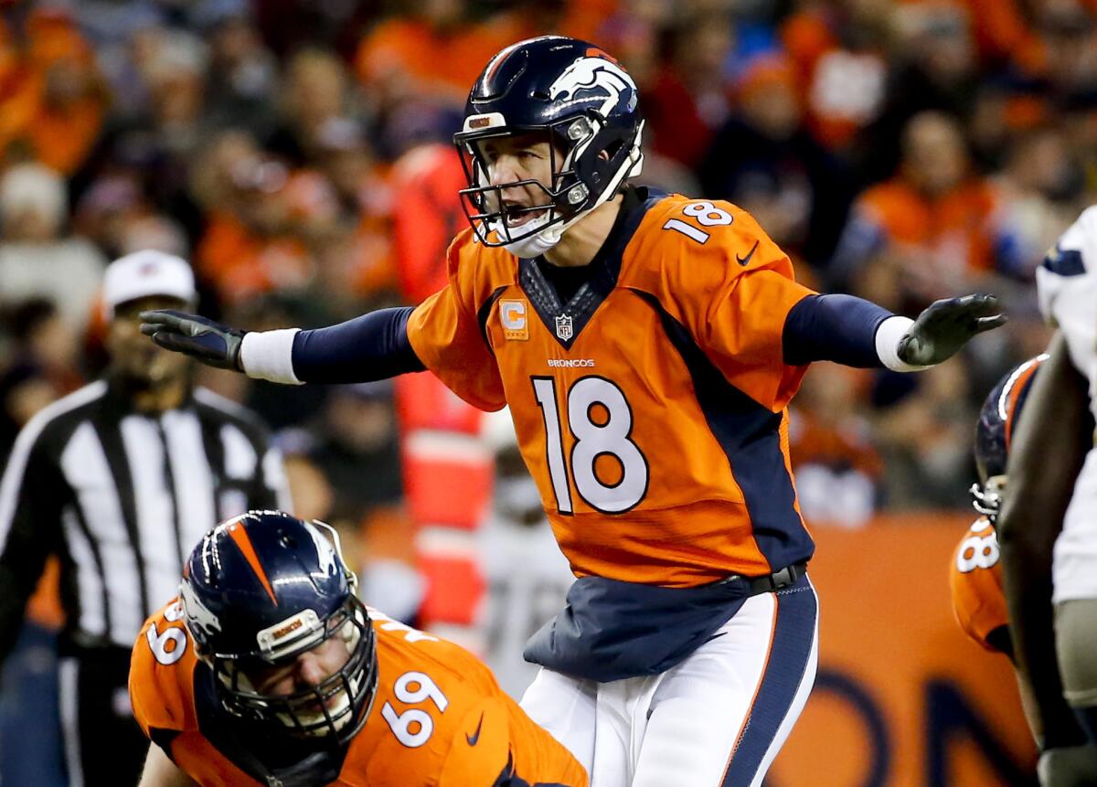 El quarterback Peyton Manning, de los Broncos de Denver, se prepara en una serie ofensiva en la segunda mitad del encuentro ante los Chargers de San Diego, el domingo 3 de enero de 2016, en Denver.