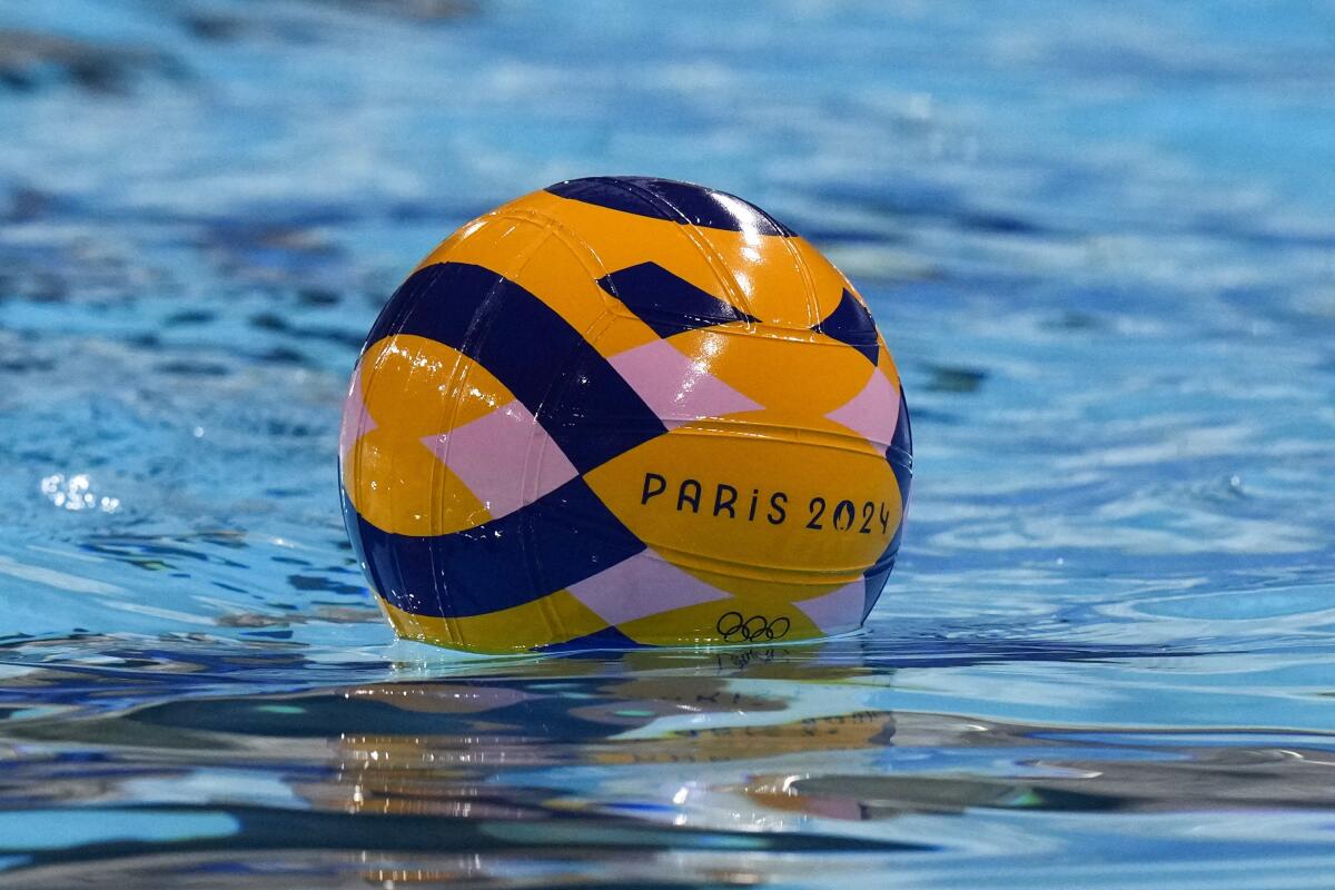 Una pelota flota en el agua durante el entrenamiento del equipo femenino de water polo de Australia