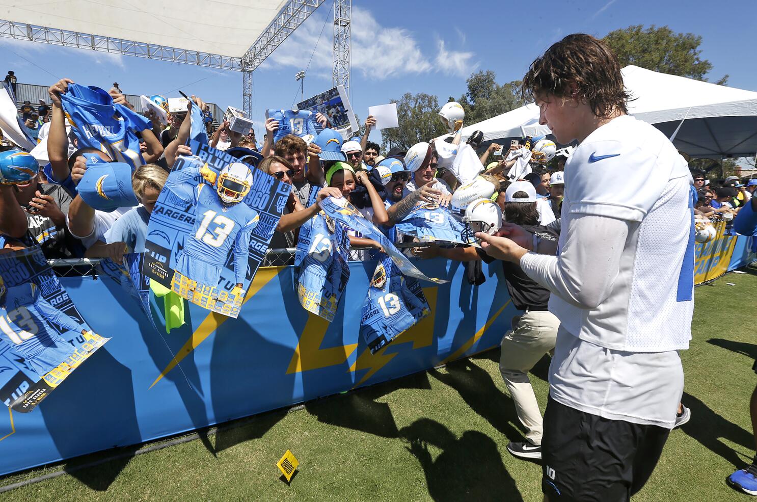 Contract signed, Justin Herbert opens Chargers camp on the money - Los  Angeles Times