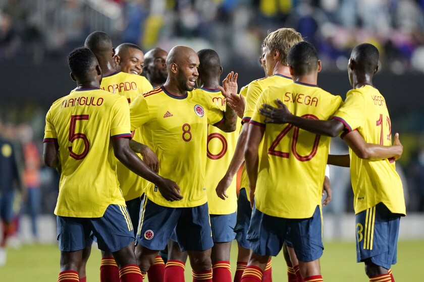 Fredy Hinestroza (8) festeja su gol para Colombia 