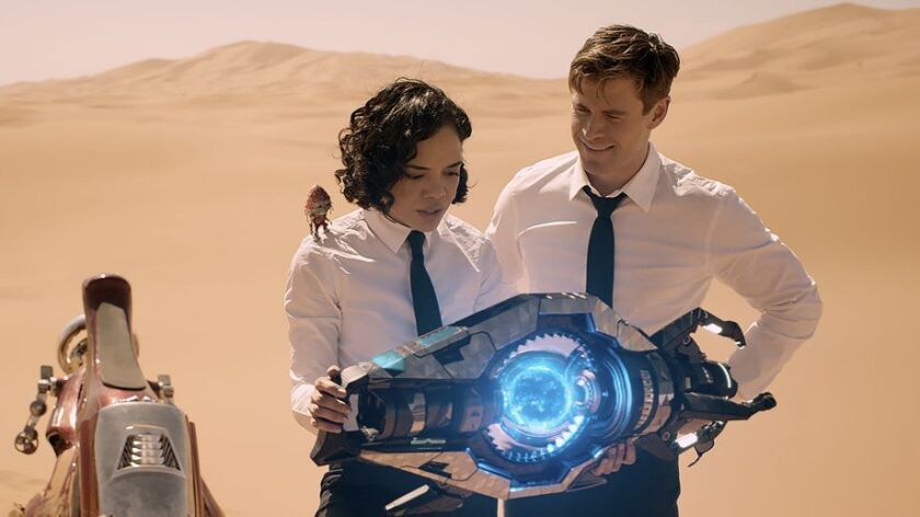 Pawny (voied by Kumail Nanjiani) on the shoulder of Agent M (Tessa Thompson), along with Agent H (Chris Hemsworth), in "Men in Black: International."